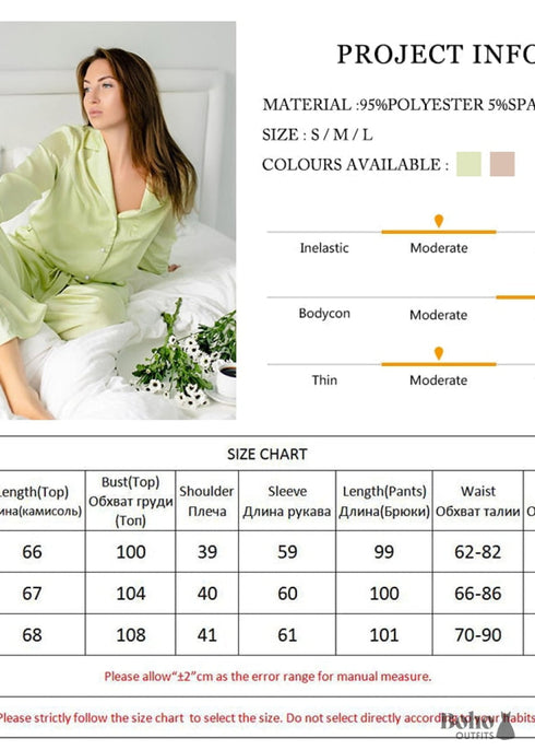 Pijama bohemio Corinne de satén en verde y beige.